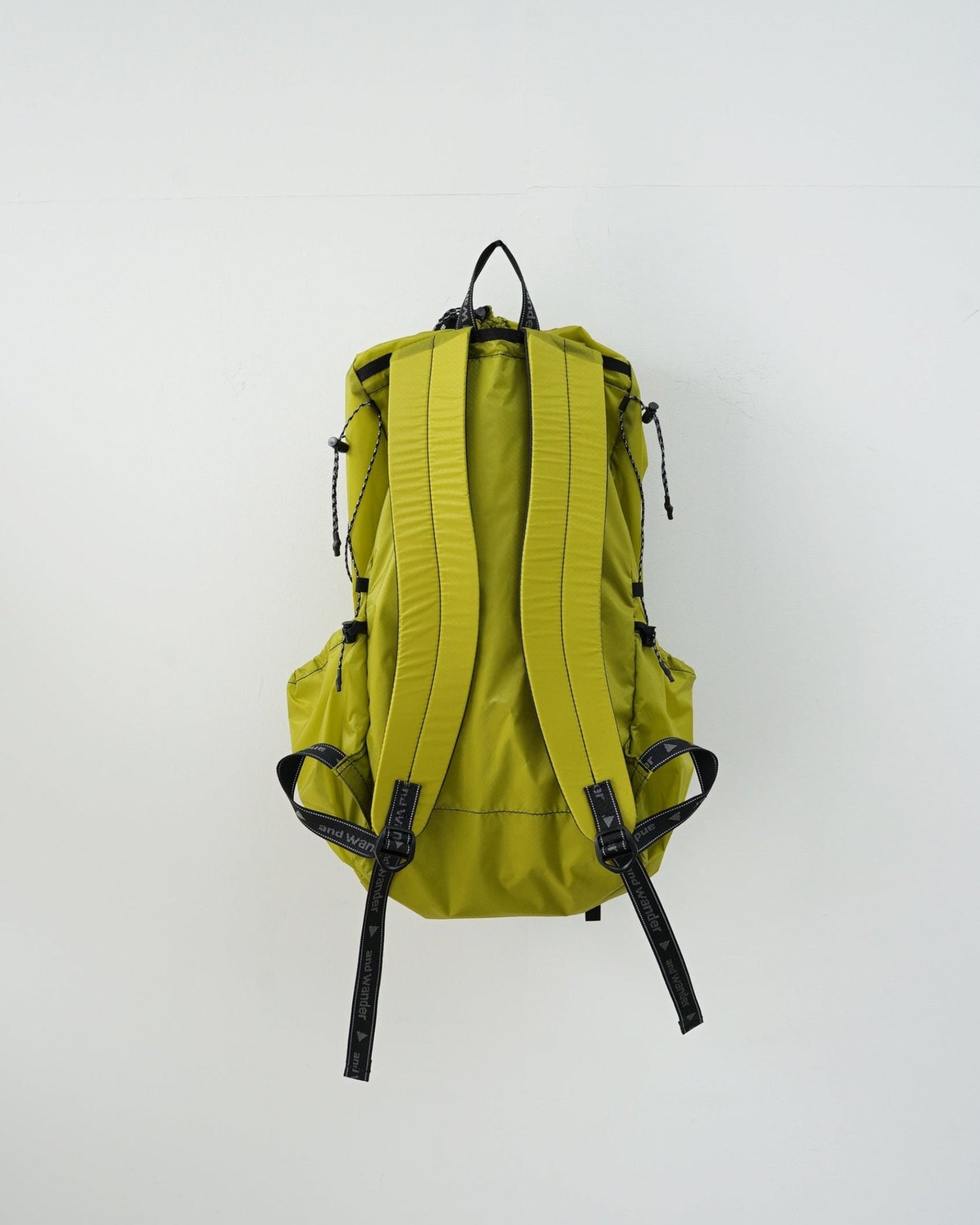 and wander アンドワンダー sil daypack 　バックパック　イエローグリーン　背面