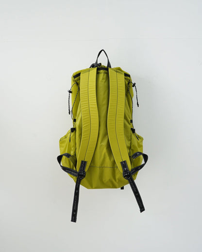 and wander アンドワンダー sil daypack 　バックパック　イエローグリーン　背面