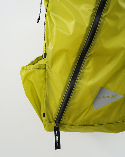 and wander アンドワンダー sil daypack 　バックパック　イエローグリーン　フロントファスナー　サイドポケット　デザイン