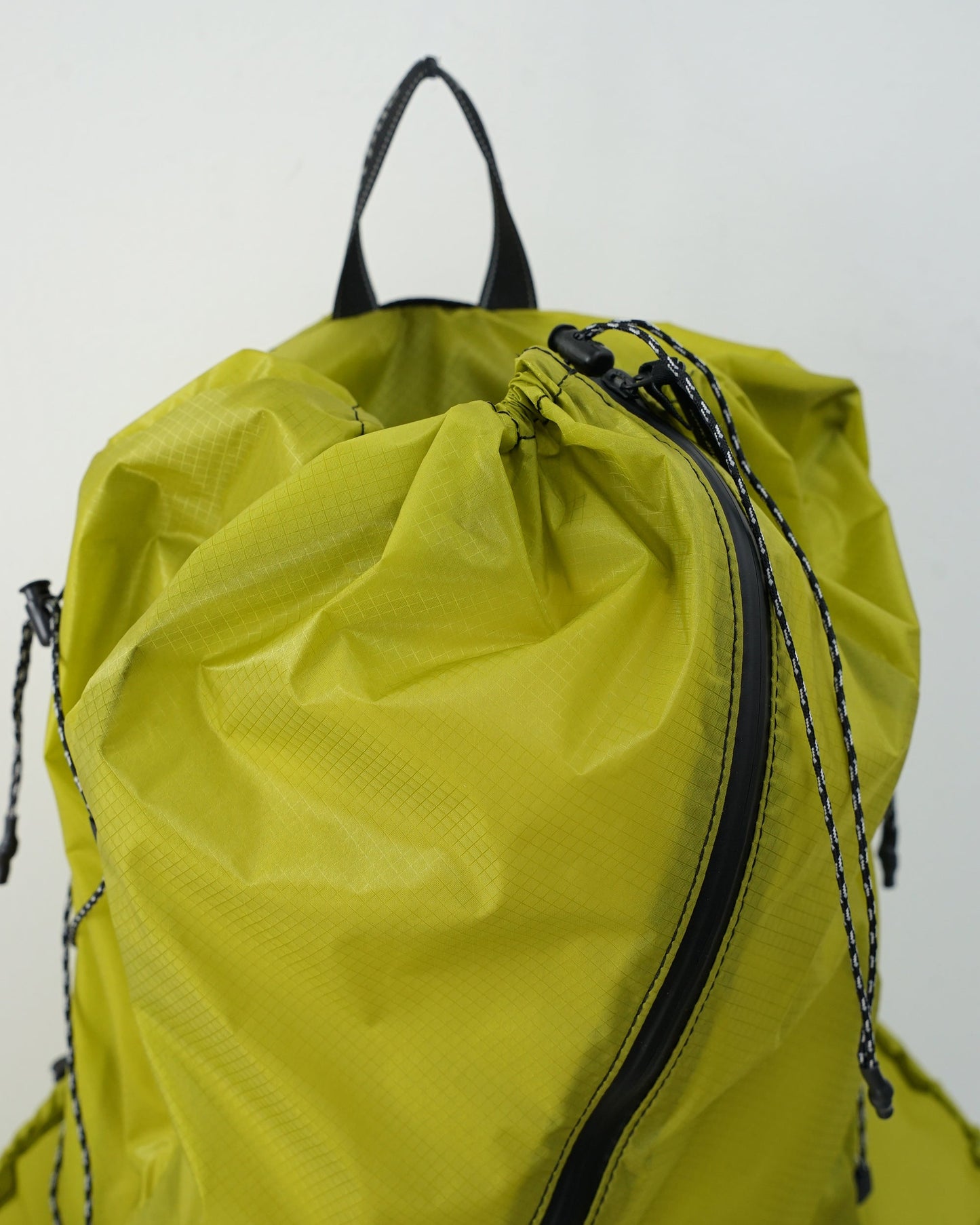 and wander アンドワンダー sil daypack 　バックパック　イエローグリーン　上部
