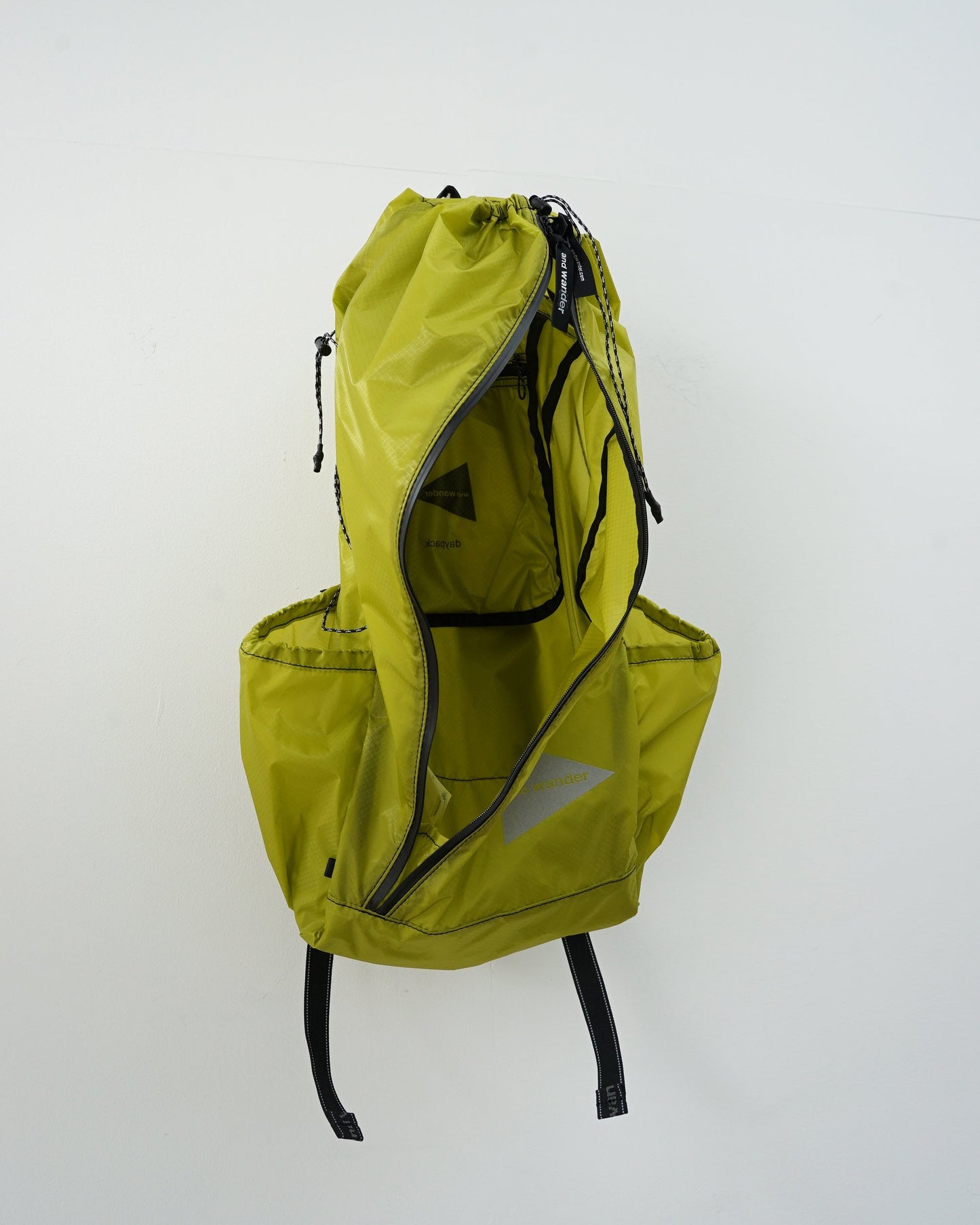 and wander アンドワンダー sil daypack 　バックパック　イエローグリーン　フロントのファスナーを開けた状態