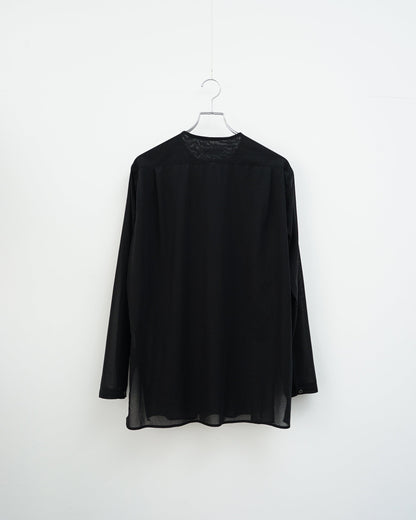 ブラックノーカラーシャツ。透け感のある軽やかな素材で後ろから見たシルエット。