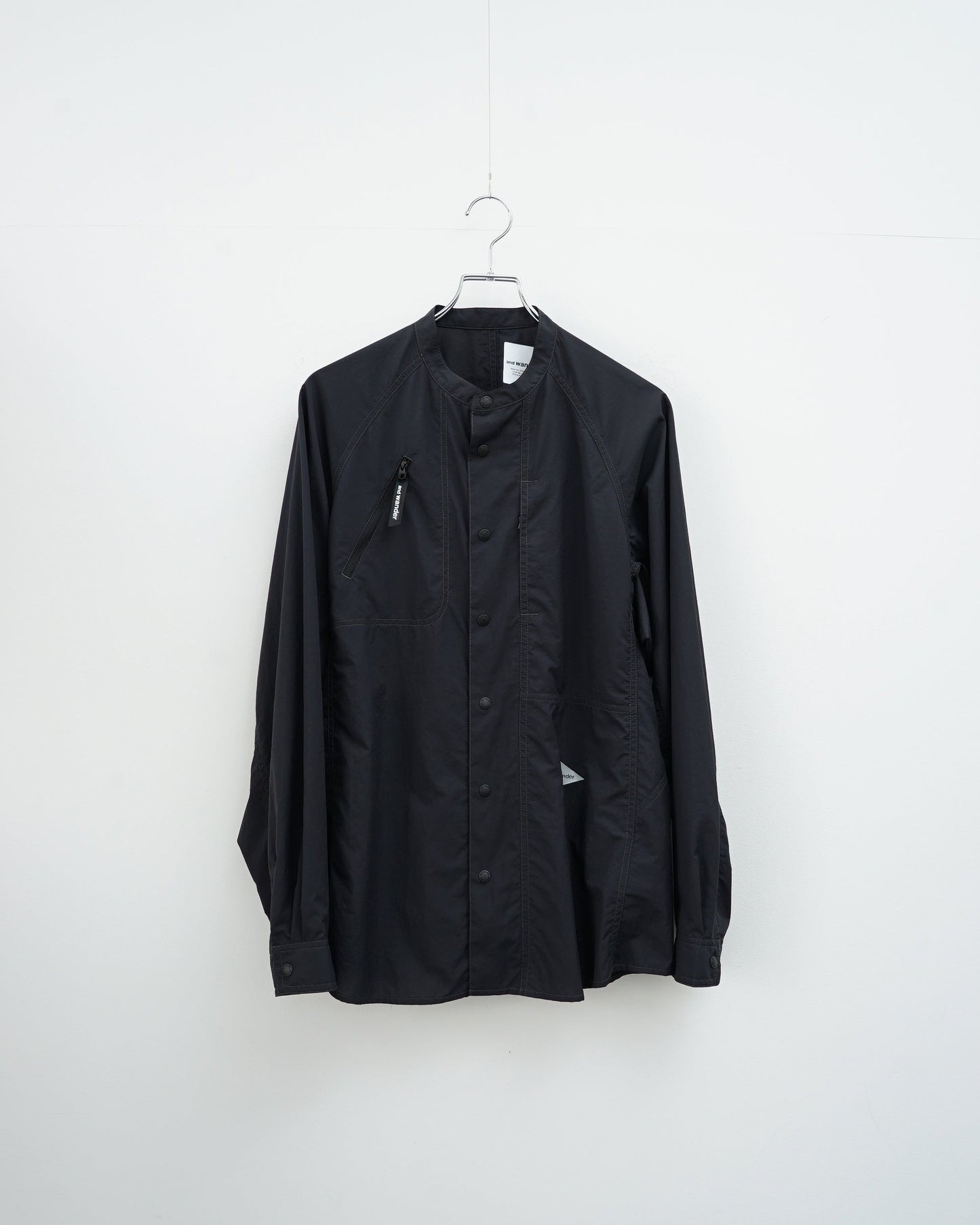 and wanderのブラックバンドカラーシャツ。軽く、柔軟性があります。