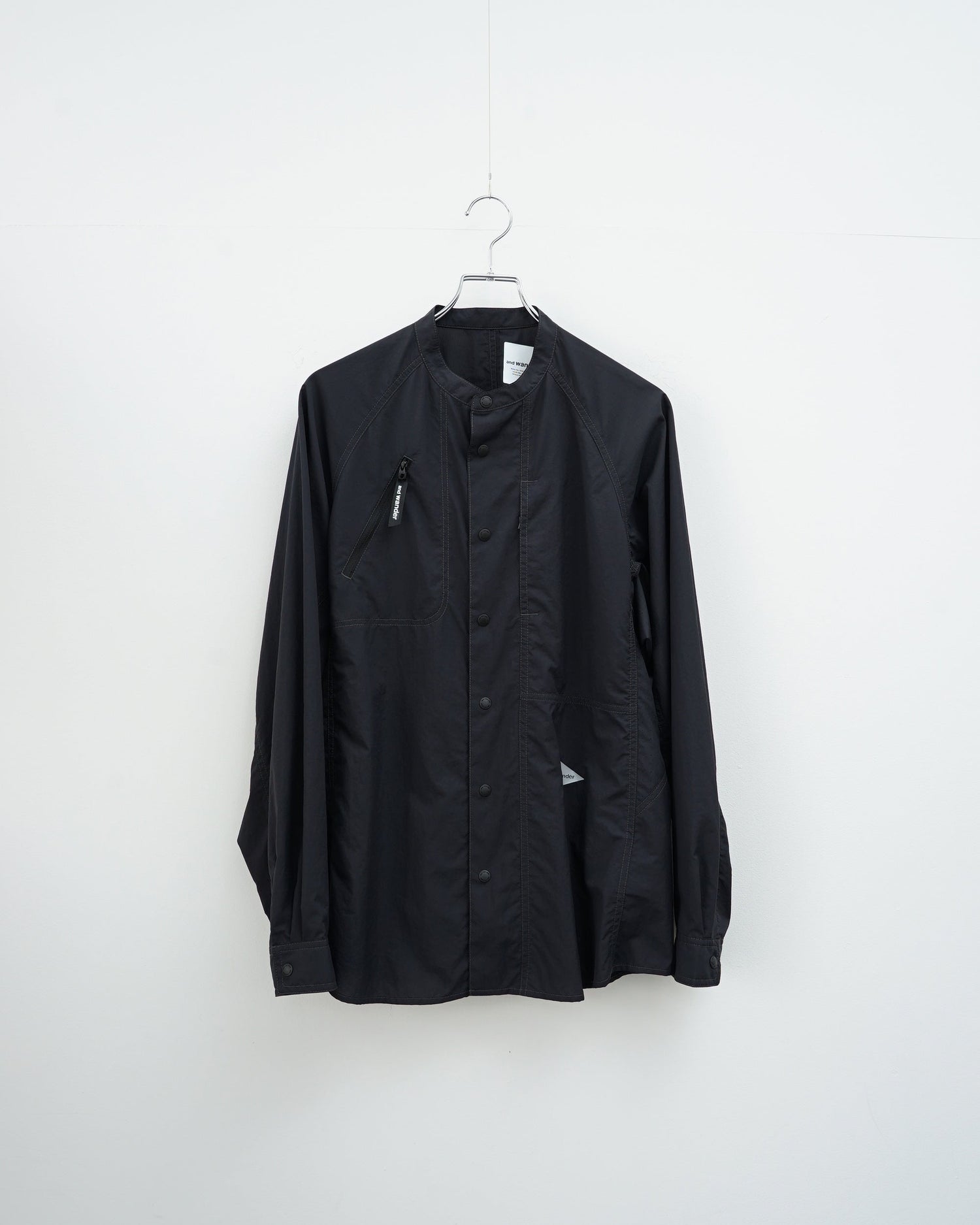 and wanderのブラックバンドカラーシャツ。軽く、柔軟性があります。