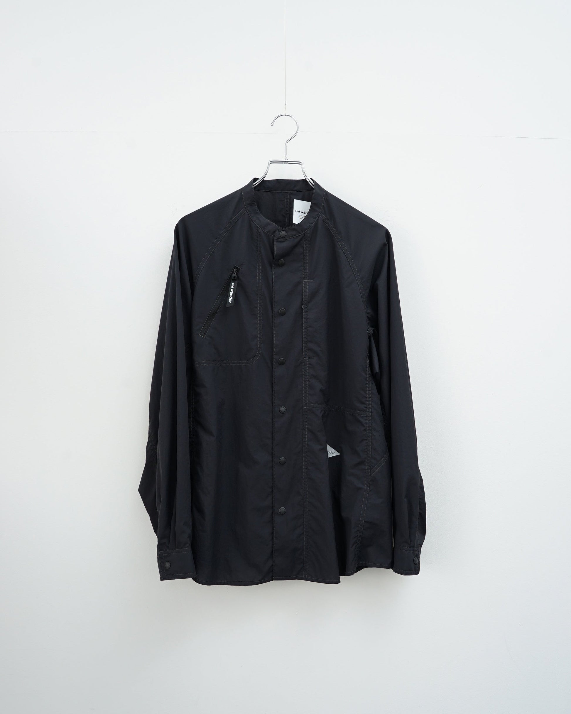 and wanderのブラックバンドカラーシャツ。軽く、柔軟性があります。