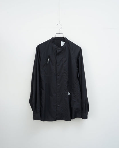 and wanderのブラックバンドカラーシャツ。軽く、柔軟性があります。