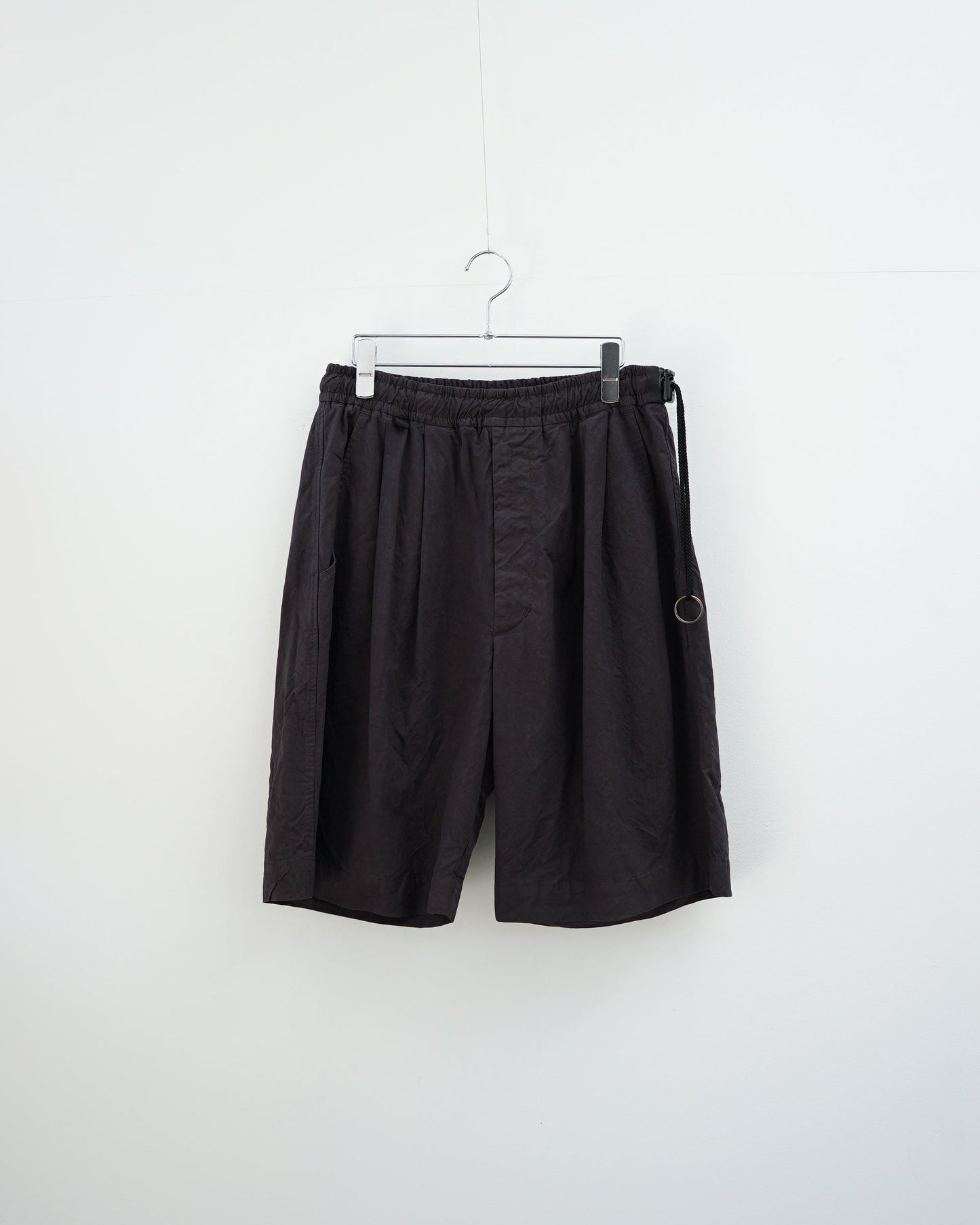 barbell objectのチャコールグレーワイドシルエットイージーショートパンツ フロントデザイン