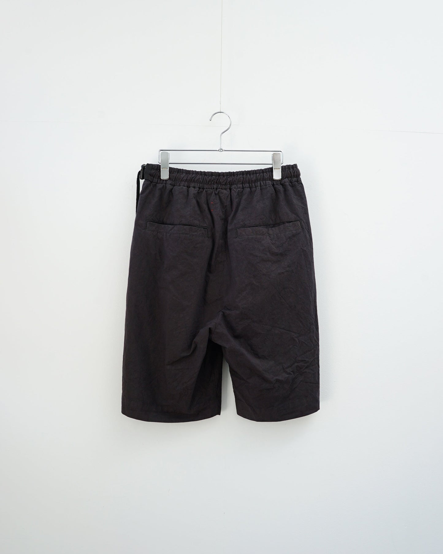 チャコールグレーのワイドシルエットイージーショートパンツ バックデザイン
