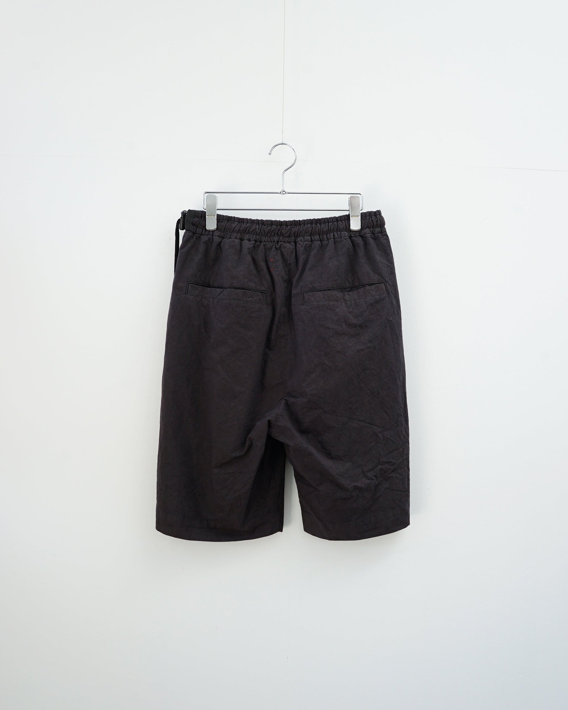 チャコールグレーのワイドシルエットイージーショートパンツ バックデザイン
