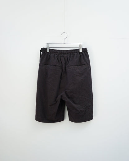 チャコールグレーのワイドシルエットイージーショートパンツ バックデザイン