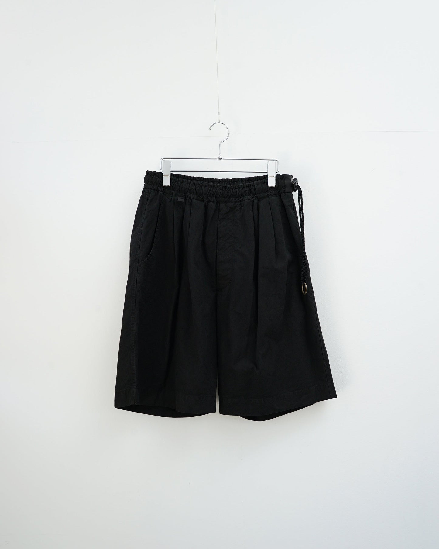 barbell objectのブラックカラーのワイドシルエットイージーショートパンツ フロントデザイン