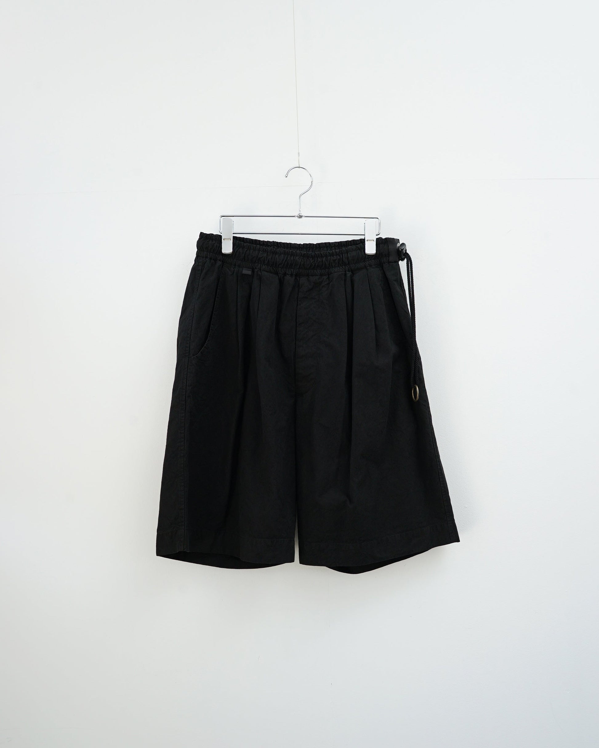 barbell objectのブラックカラーのワイドシルエットイージーショートパンツ フロントデザイン