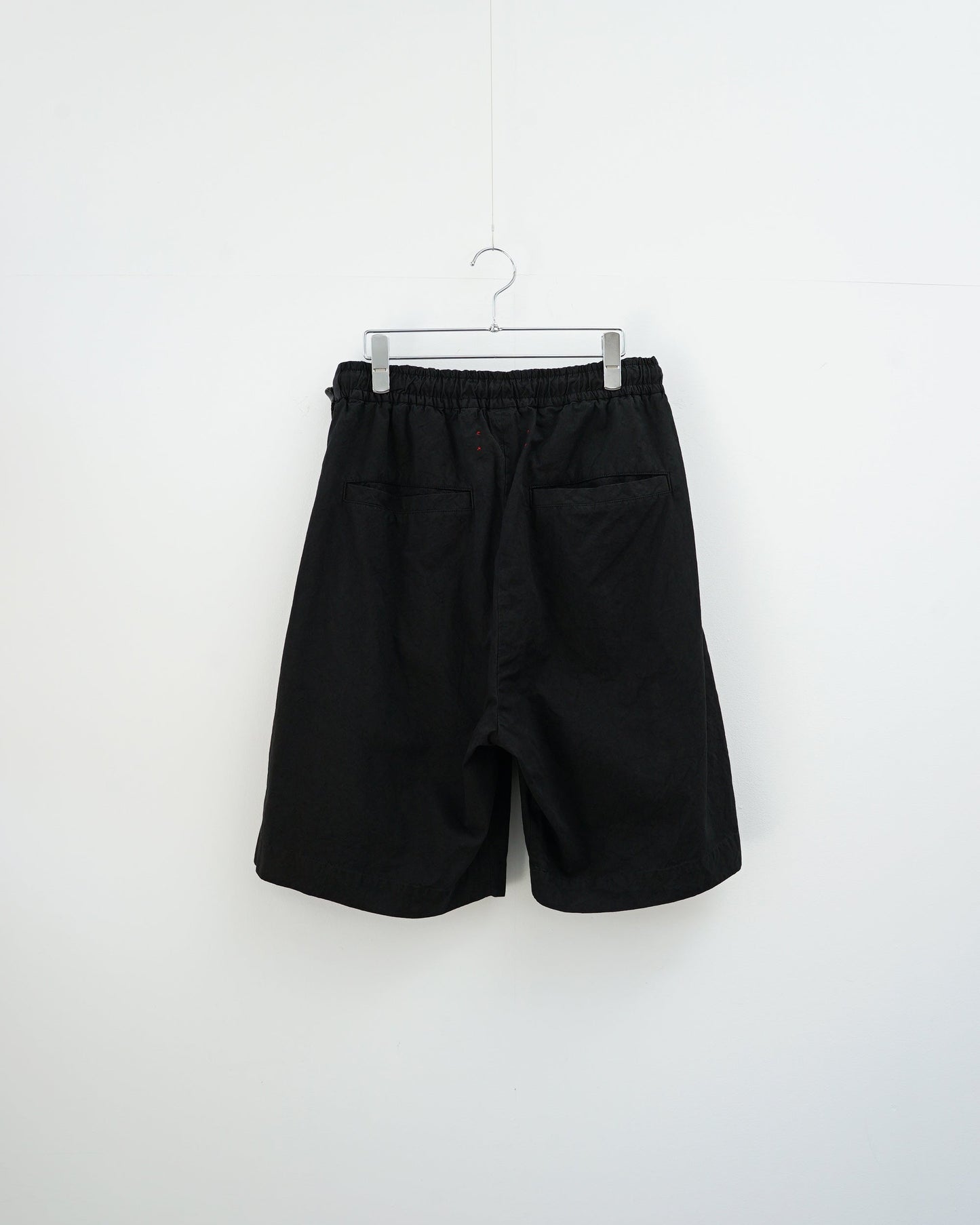 ブラックカラーのワイドシルエットイージーショートパンツ バックデザイン