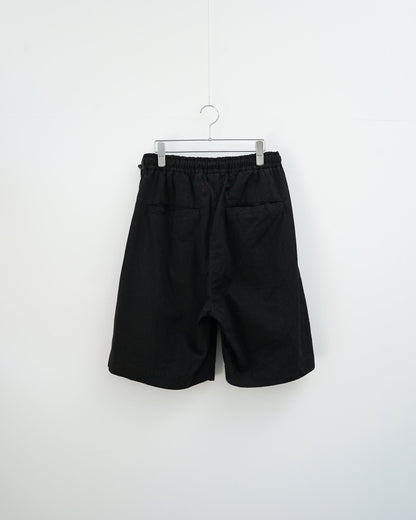 ブラックカラーのワイドシルエットイージーショートパンツ バックデザイン