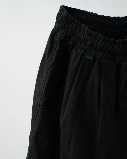 ブラックカラーのワイドシルエットイージーショートパンツ