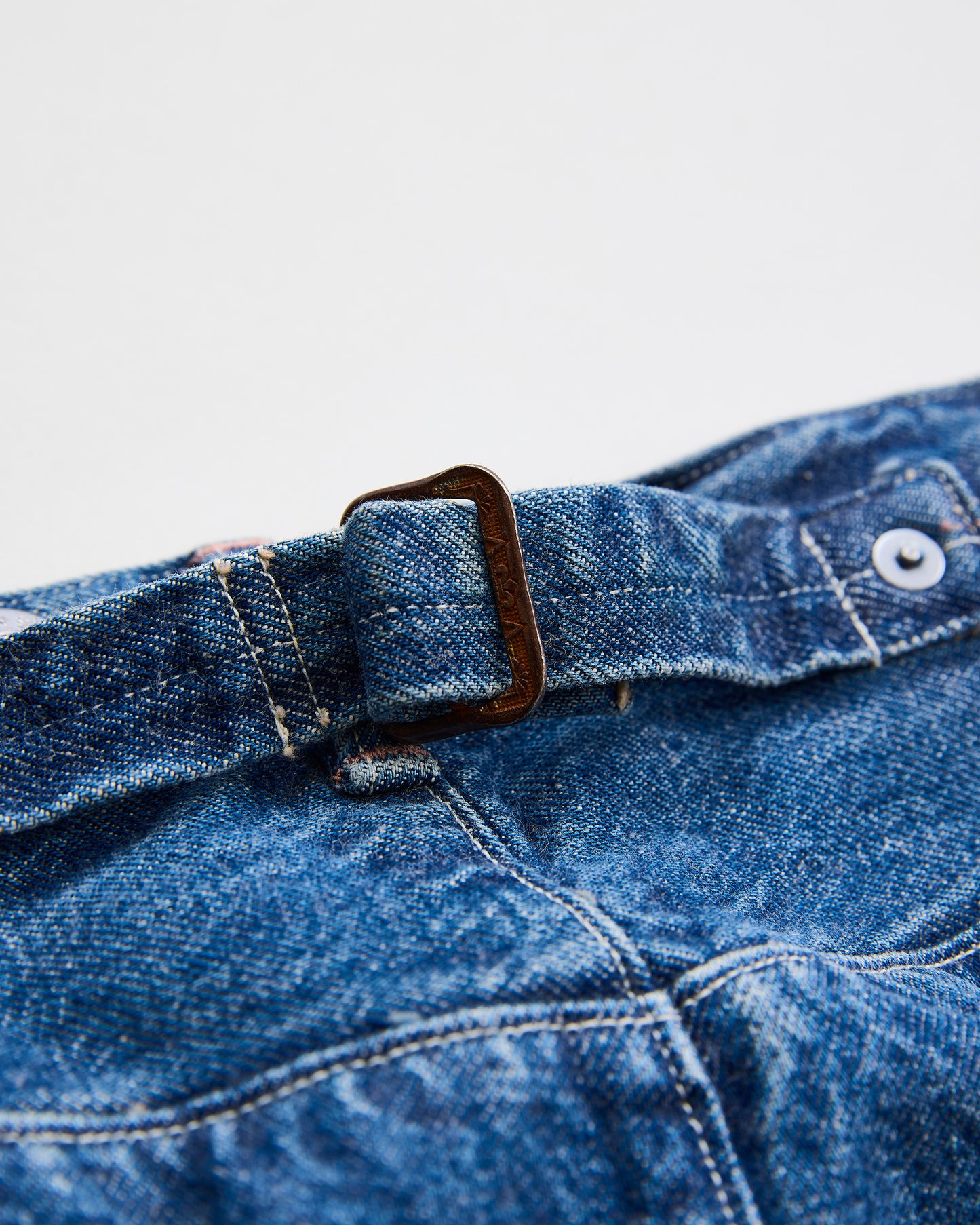 NICENESS　ナイスネス　DISTRESSED DENIM TWIST JEANS  D.SHARKY　デニム　ジーンズ　シンチバック　パーツ部分　INDIGO