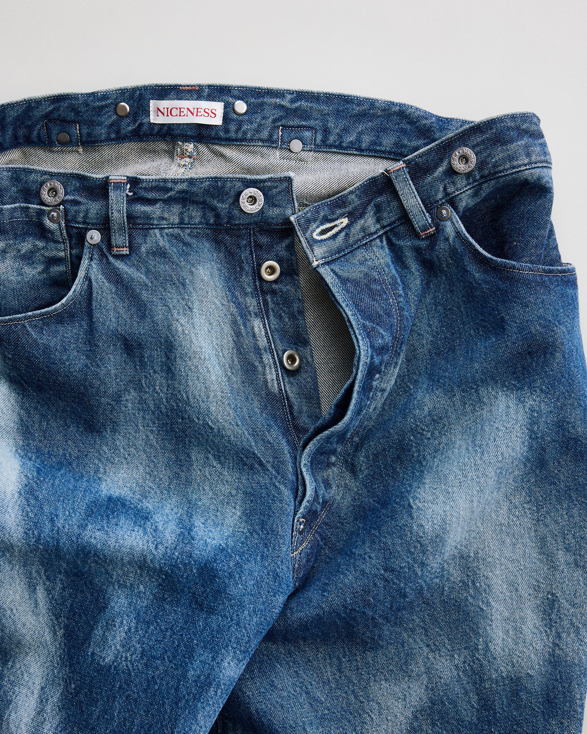 NICENESS　ナイスネス　DISTRESSED DENIM TWIST JEANS  D.SHARKY　デニム　ジーンズ　ボタンフライ　ディテール　INDIGO
