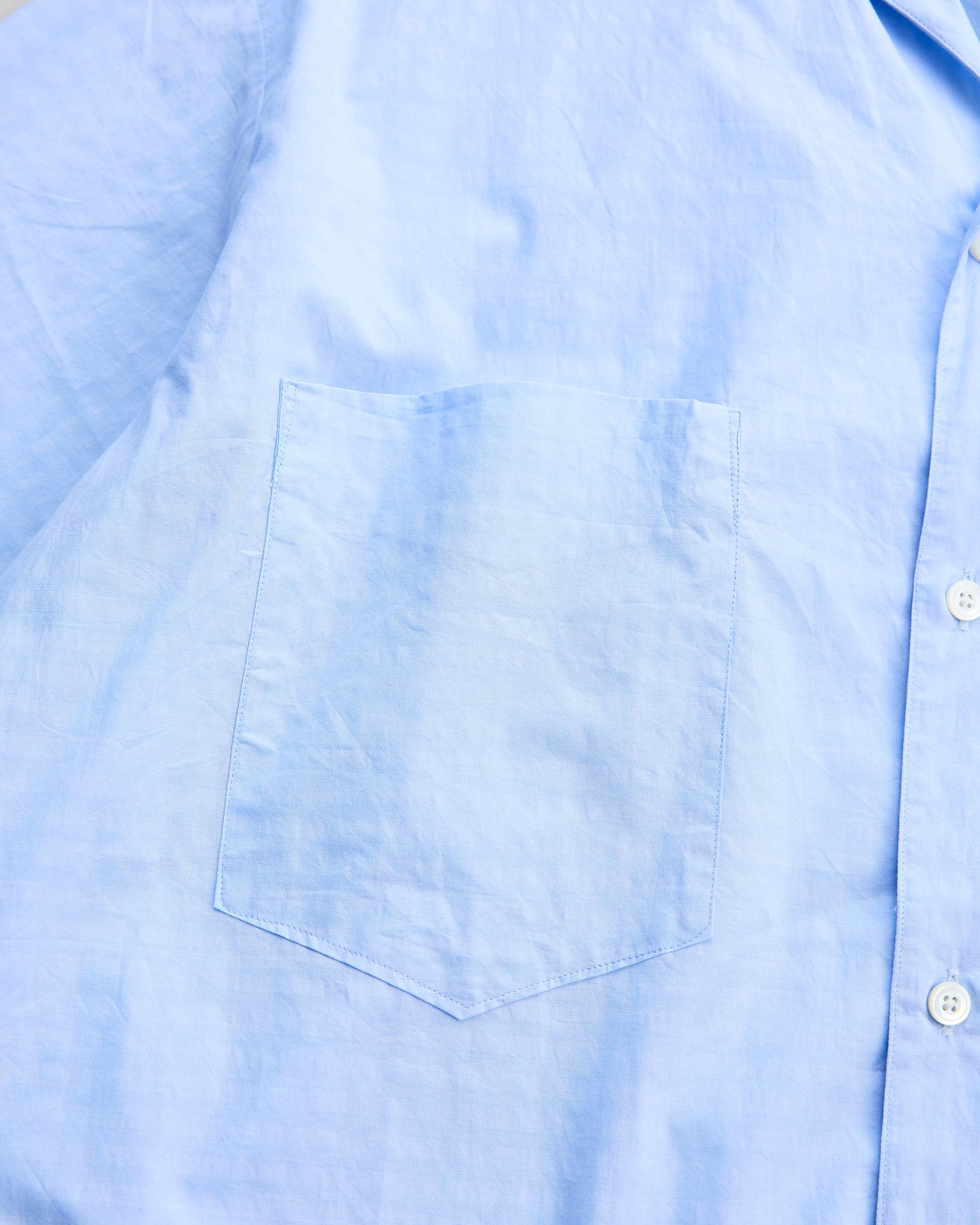 ライトブルー　シャツ　ポケット部分
