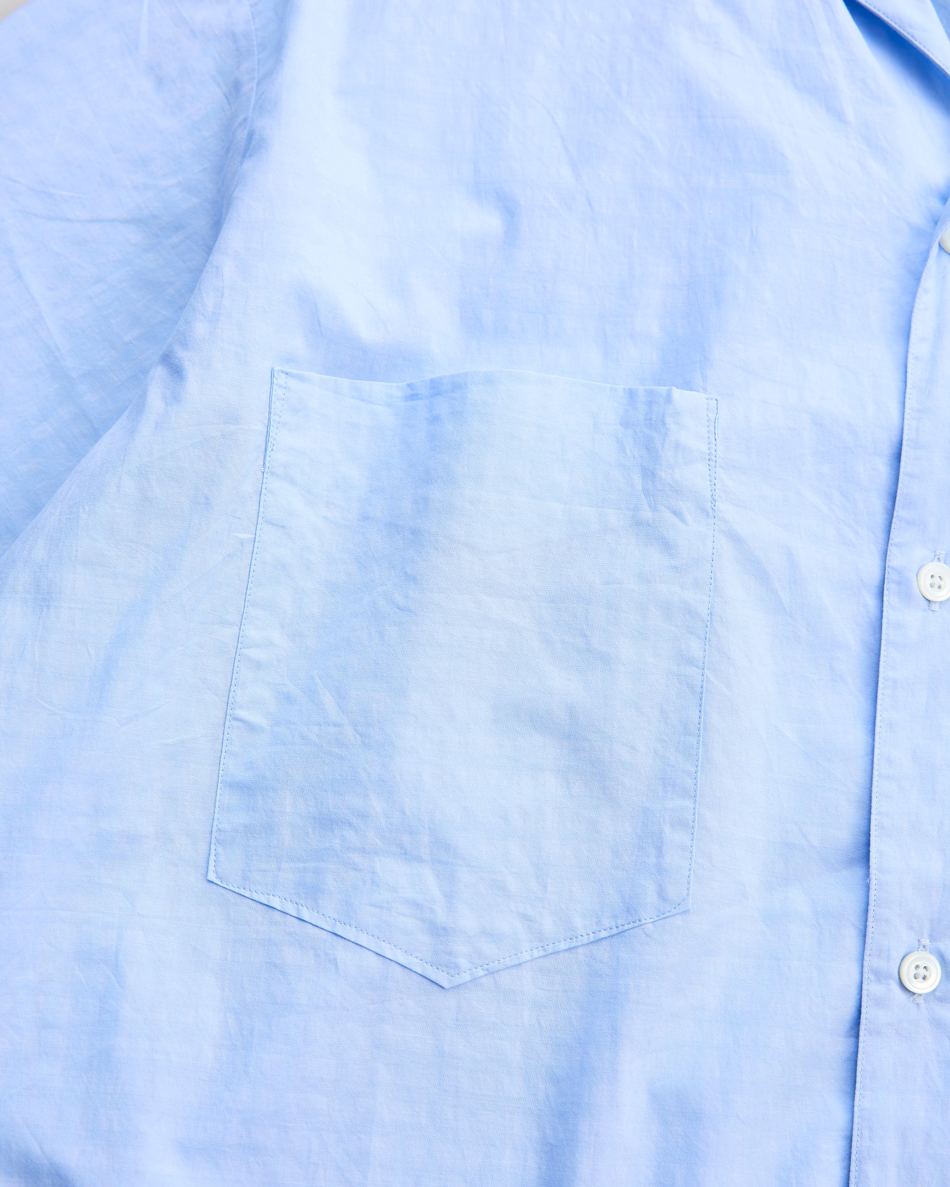 ライトブルー　シャツ　ポケット部分