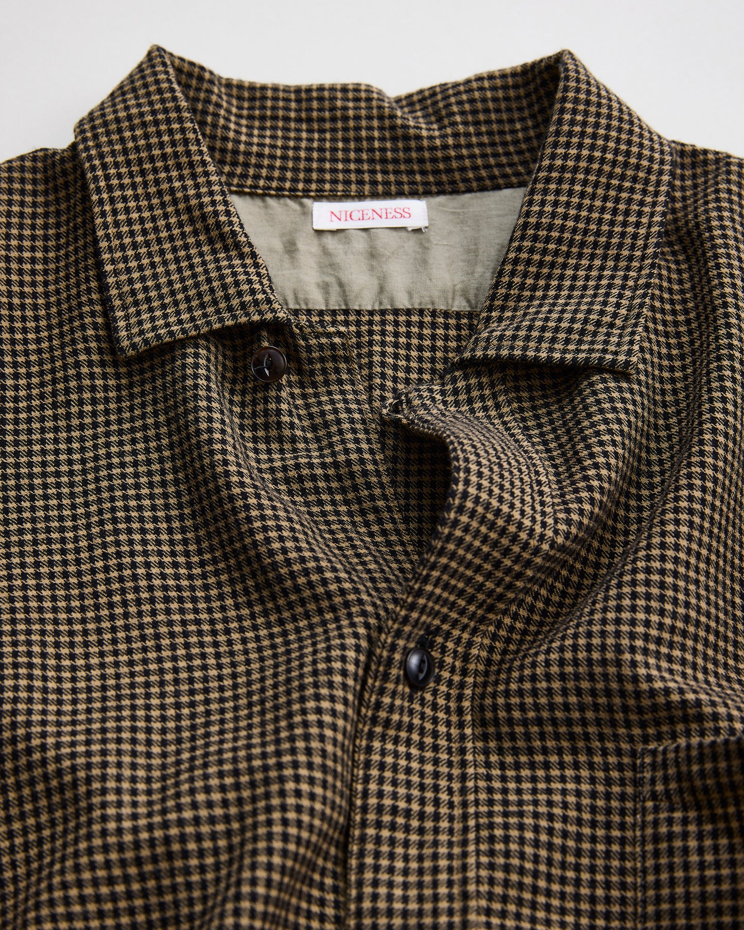 トップボタンを外した状態　襟元　