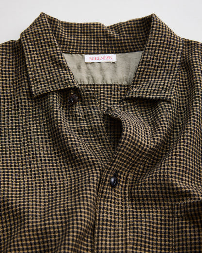 トップボタンを外した状態　襟元　