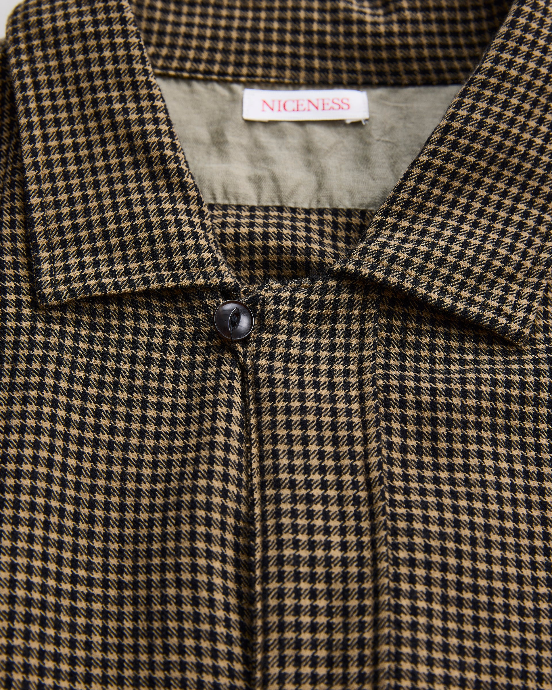 シャツ　トップボタン　