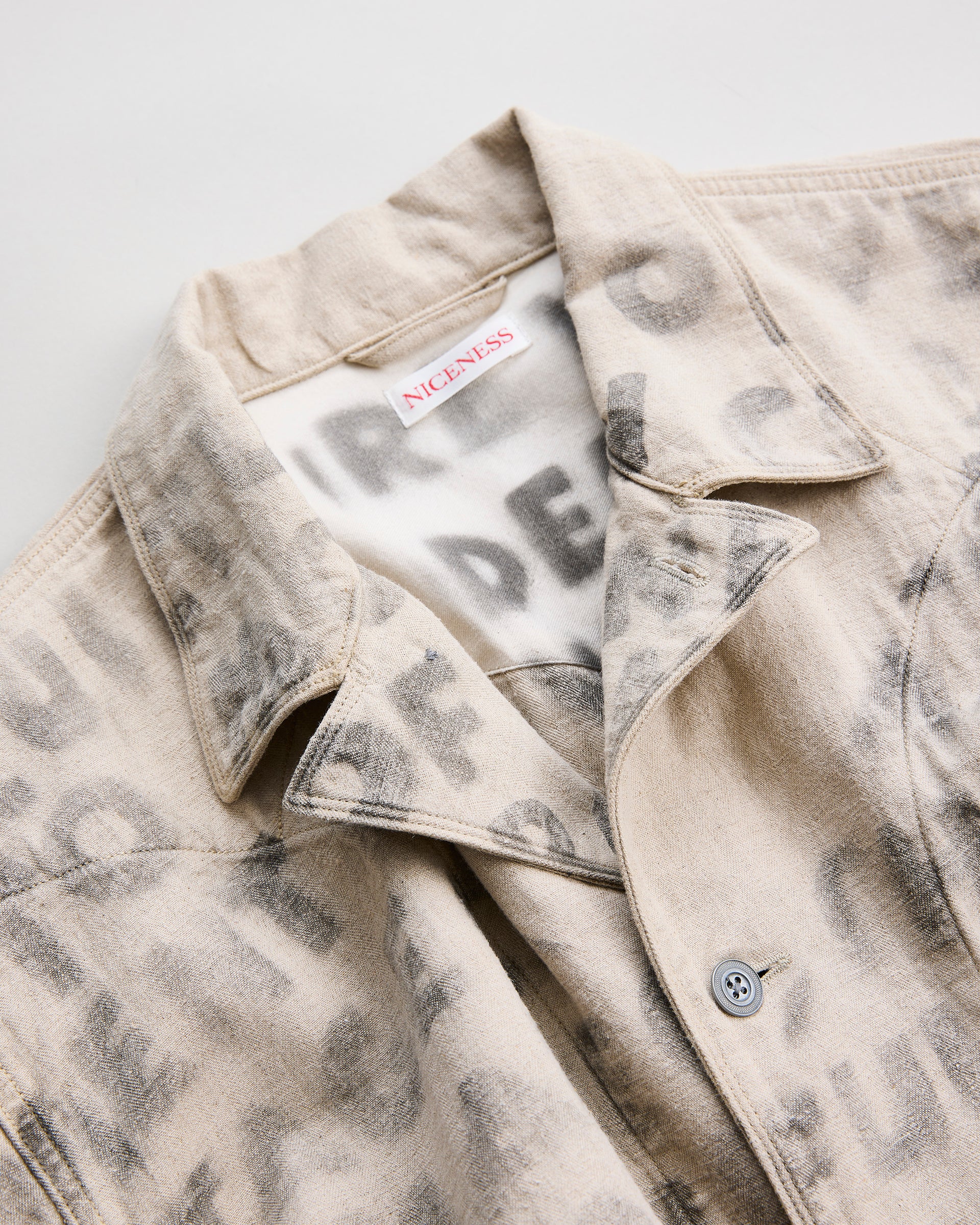 NICENESS　ナイスネス　HAND STENCIL UTILITY JACKET H.ROLLO　ユーティリティジャケット　襟部分　ディテール　NATURAL　ハンドステンシル