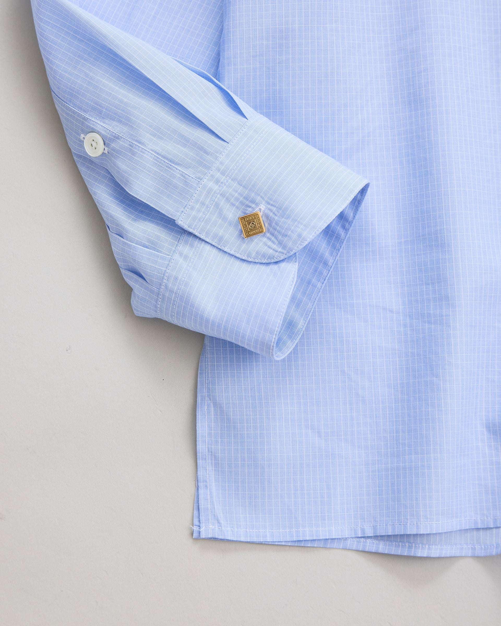 ライトブルー　シャツ　袖口　カフス　ボタンディテール