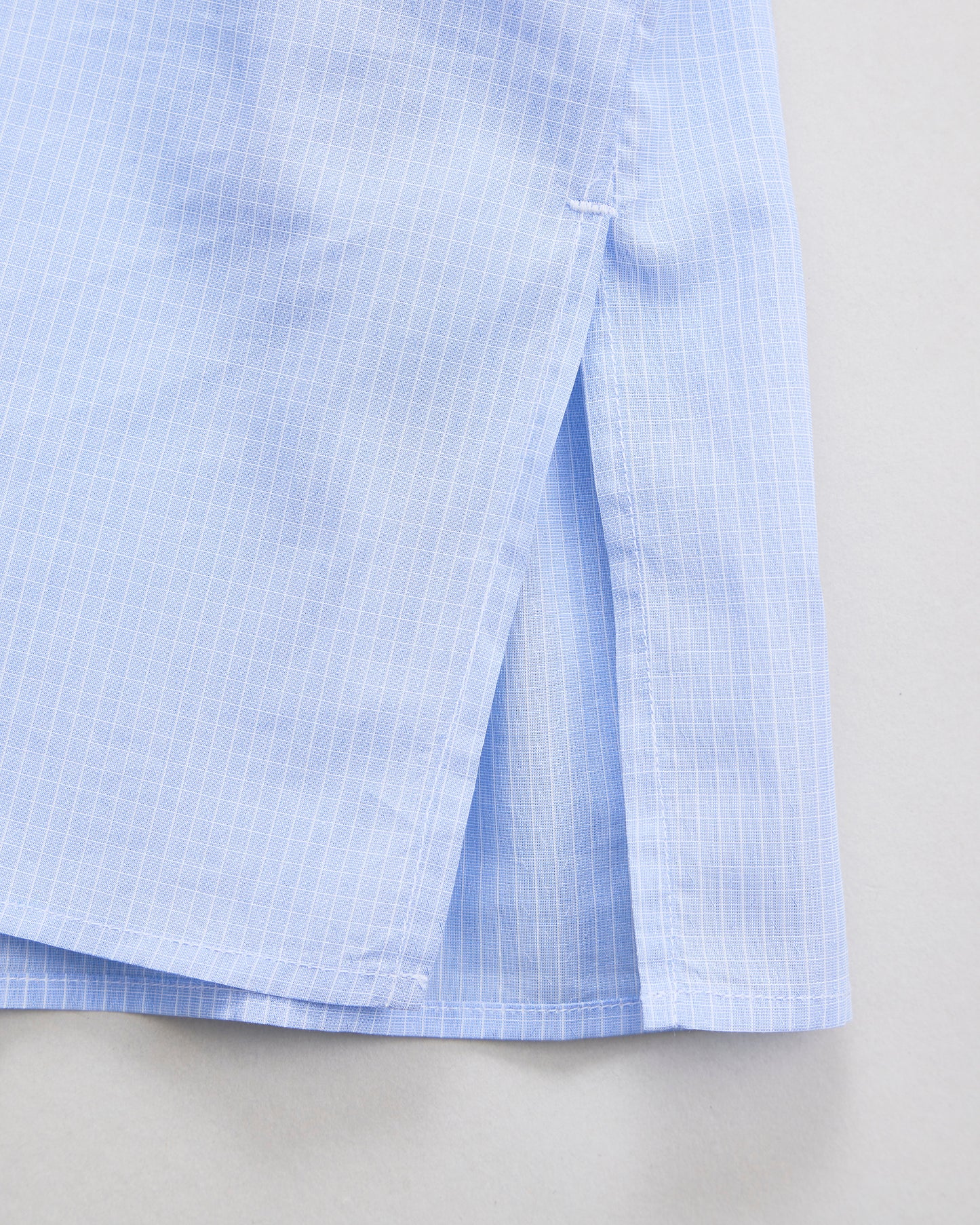 ライトブルー　裾のスリット