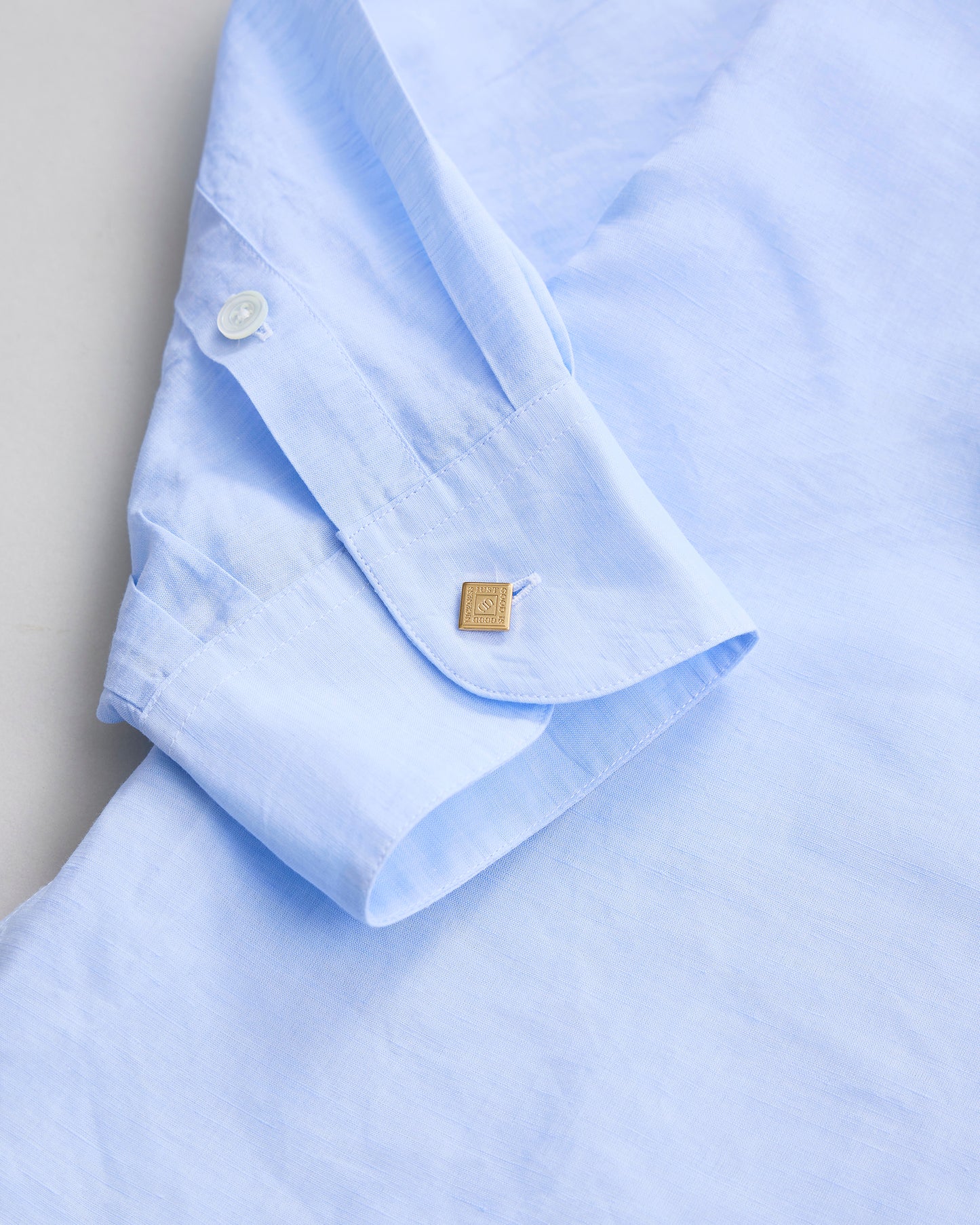 ライトブルー　シャツ　カフス　袖口　ディテール