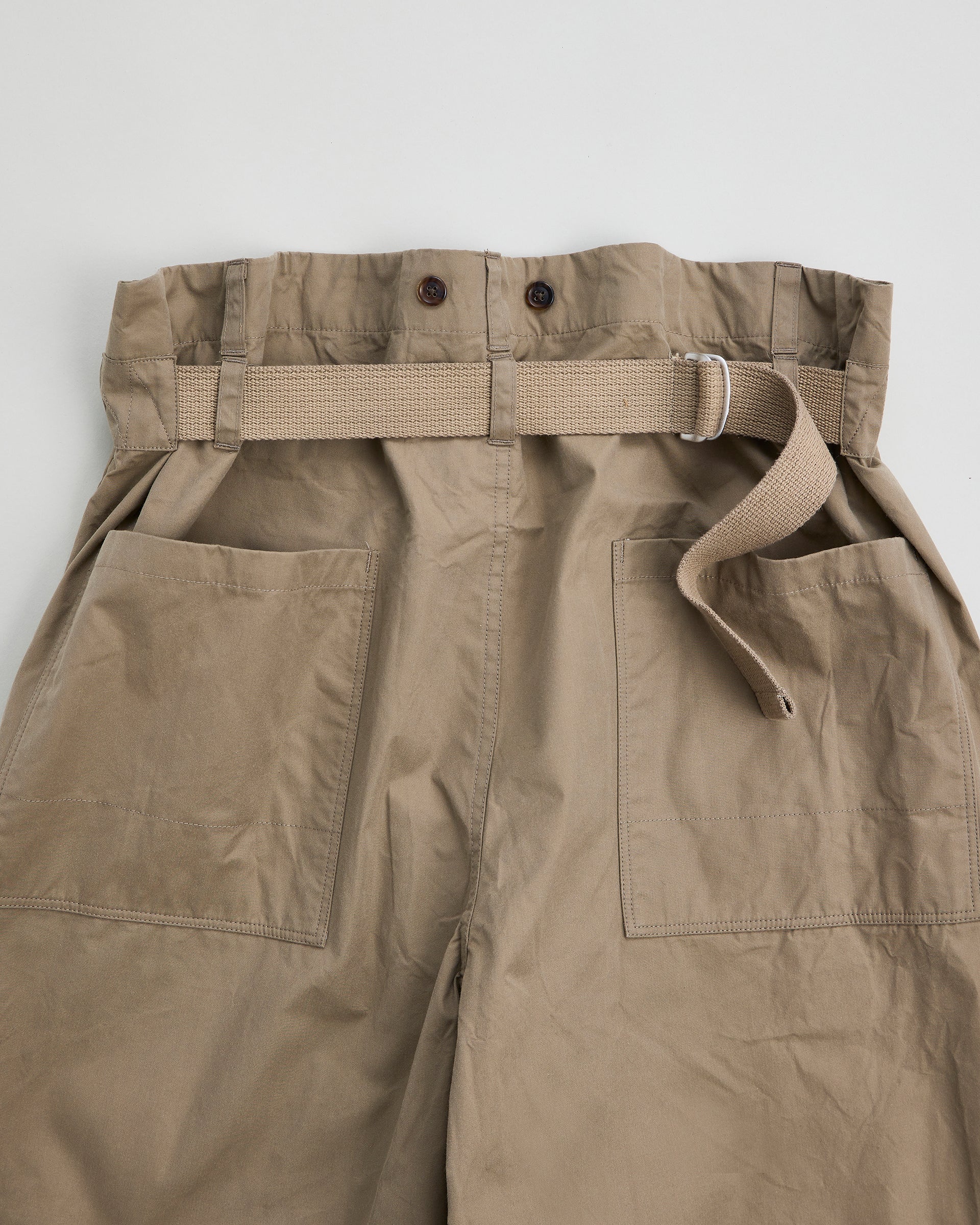 背面　ウエストベルトを絞った状態