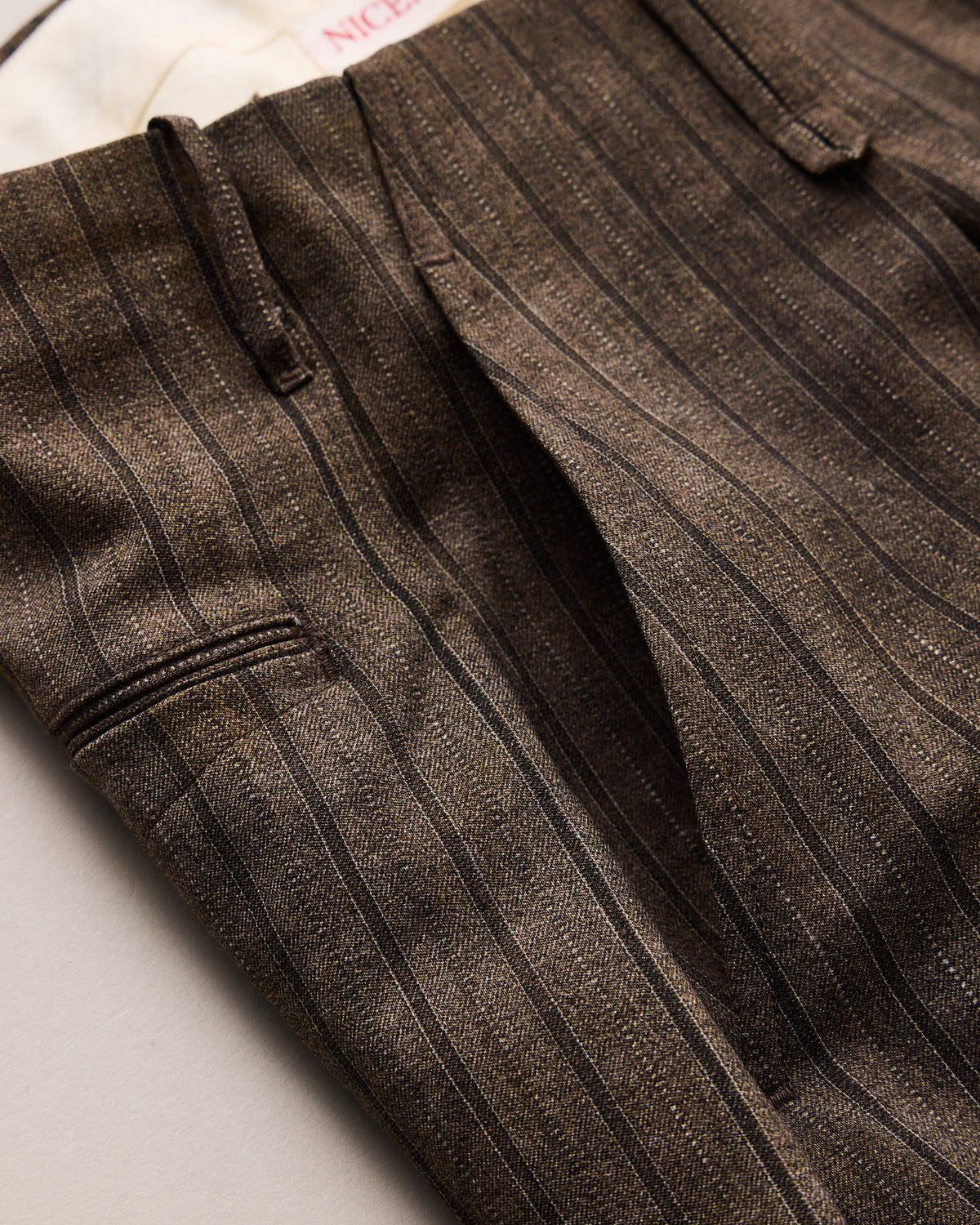 NICENESS　PRINTED STRIPE RESIZED TROUSERS  N.DICKENS。サイドポケットのデザイン。