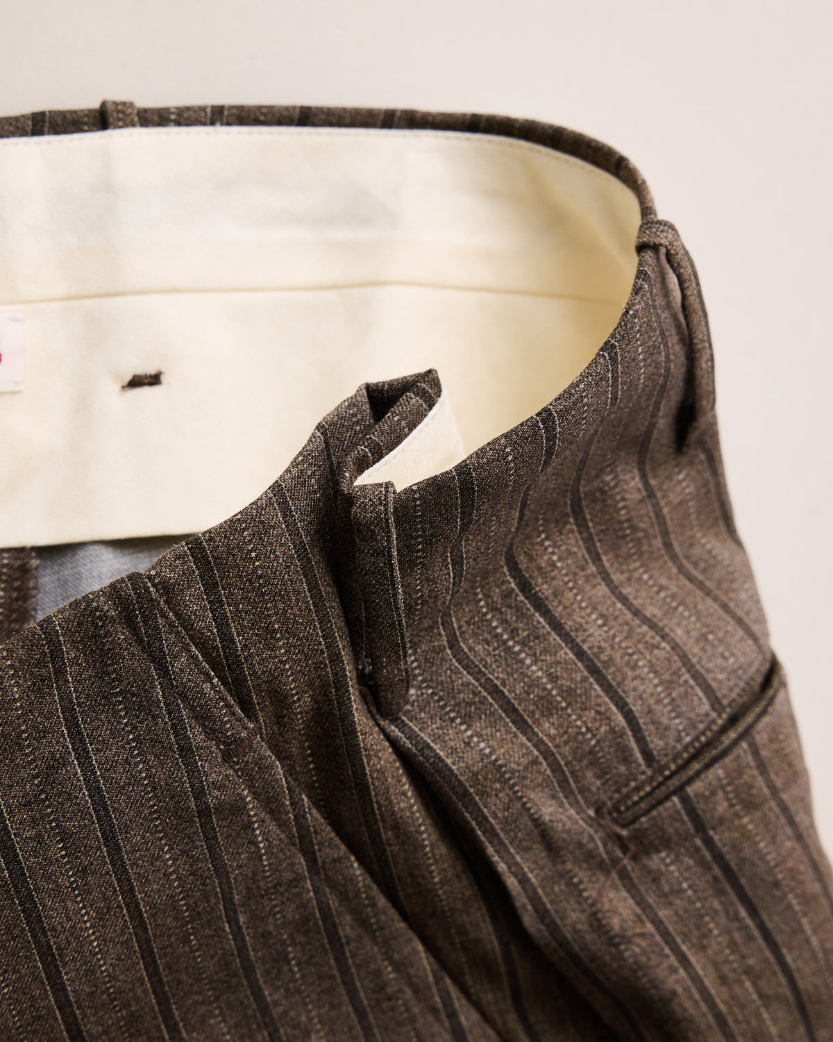 NICENESS　PRINTED STRIPE RESIZED TROUSERS  N.DICKENS。内側にあるタック。