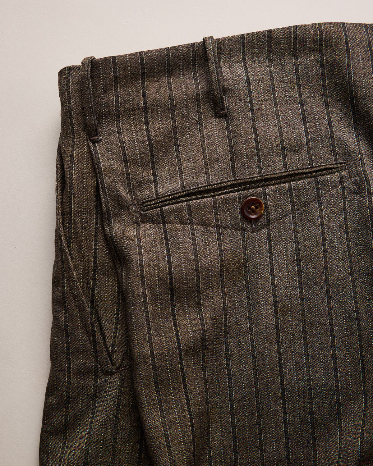 NICENESS　PRINTED STRIPE RESIZED TROUSERS  N.DICKENS。バックポケットのデザイン。