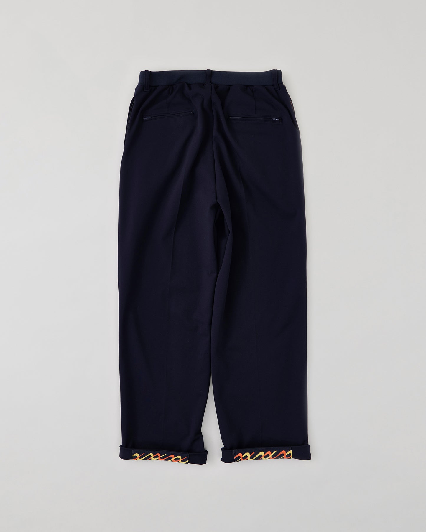 トラックパンツ　ネイビー　裾をロールアップした状態