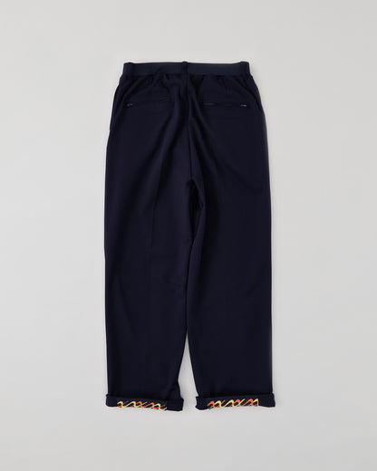 トラックパンツ　ネイビー　裾をロールアップした状態