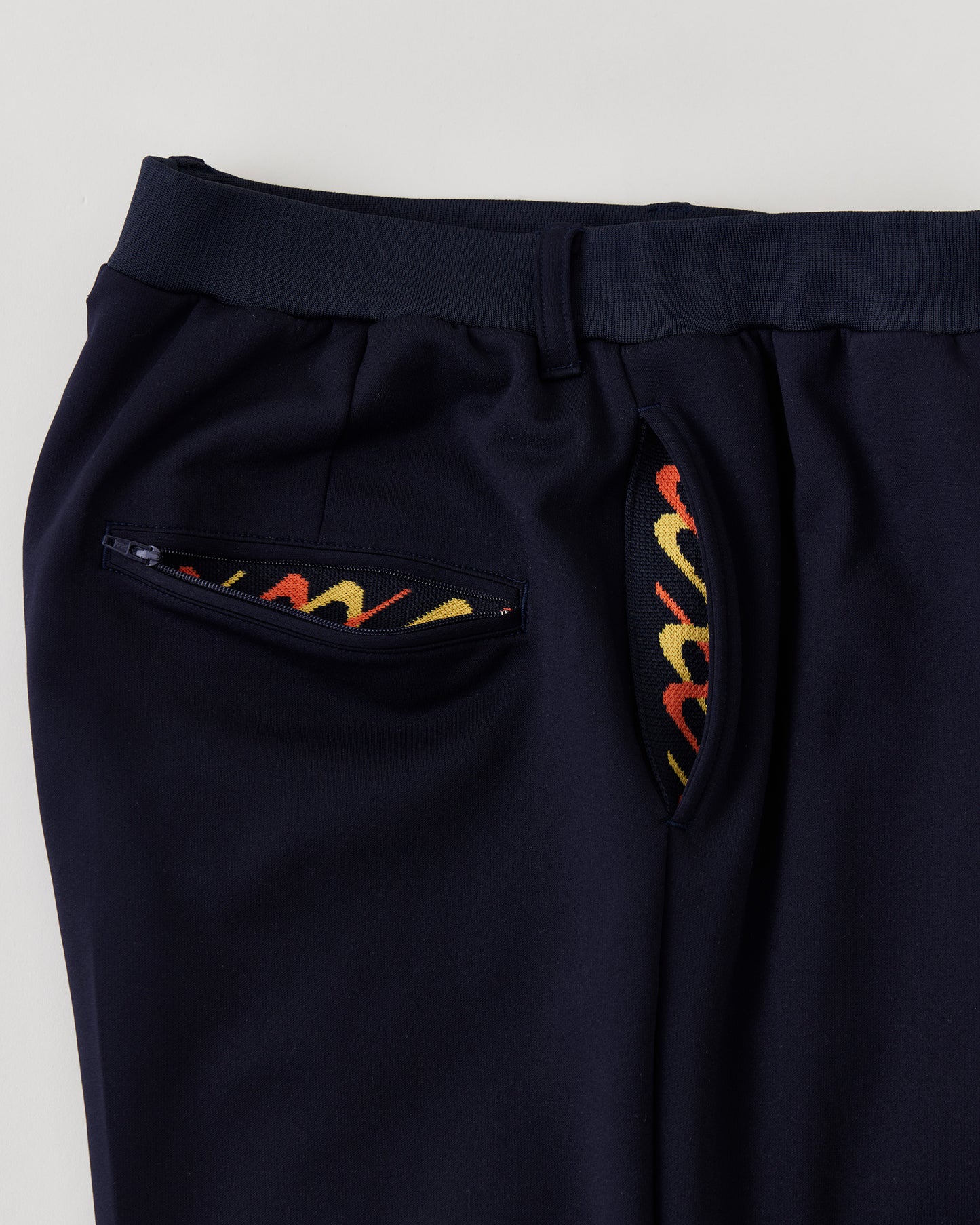 トラックパンツ　ポケットを開けた状態