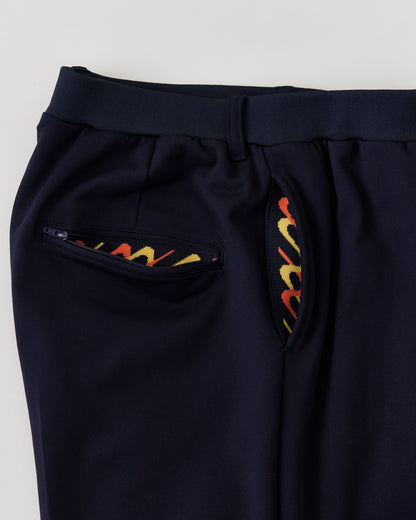 トラックパンツ　ポケットを開けた状態