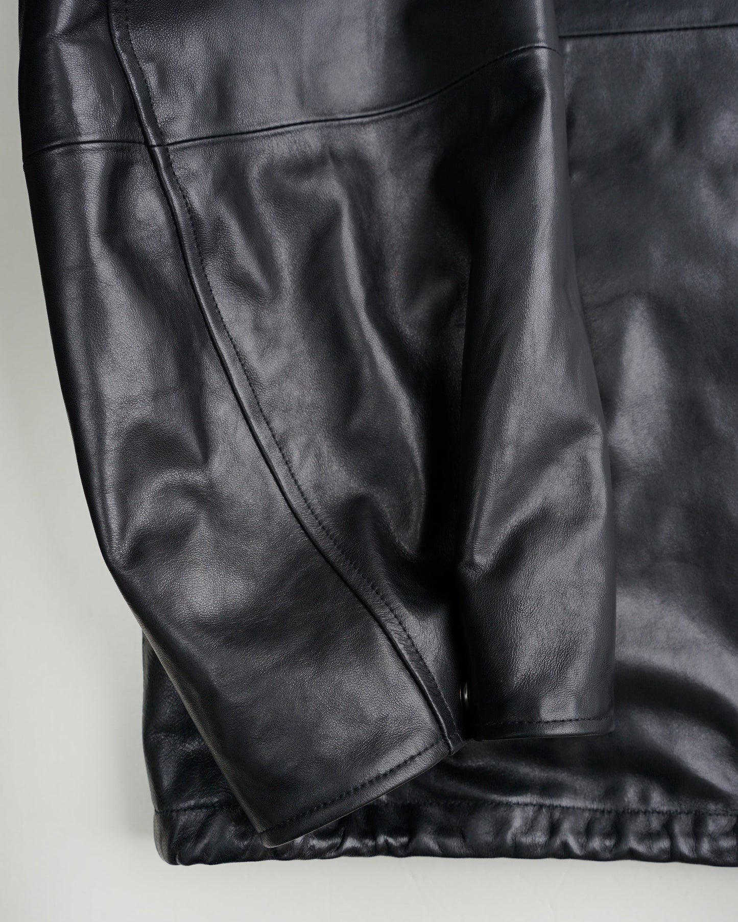 レザージャケット ディテール 袖口 スナップボタン