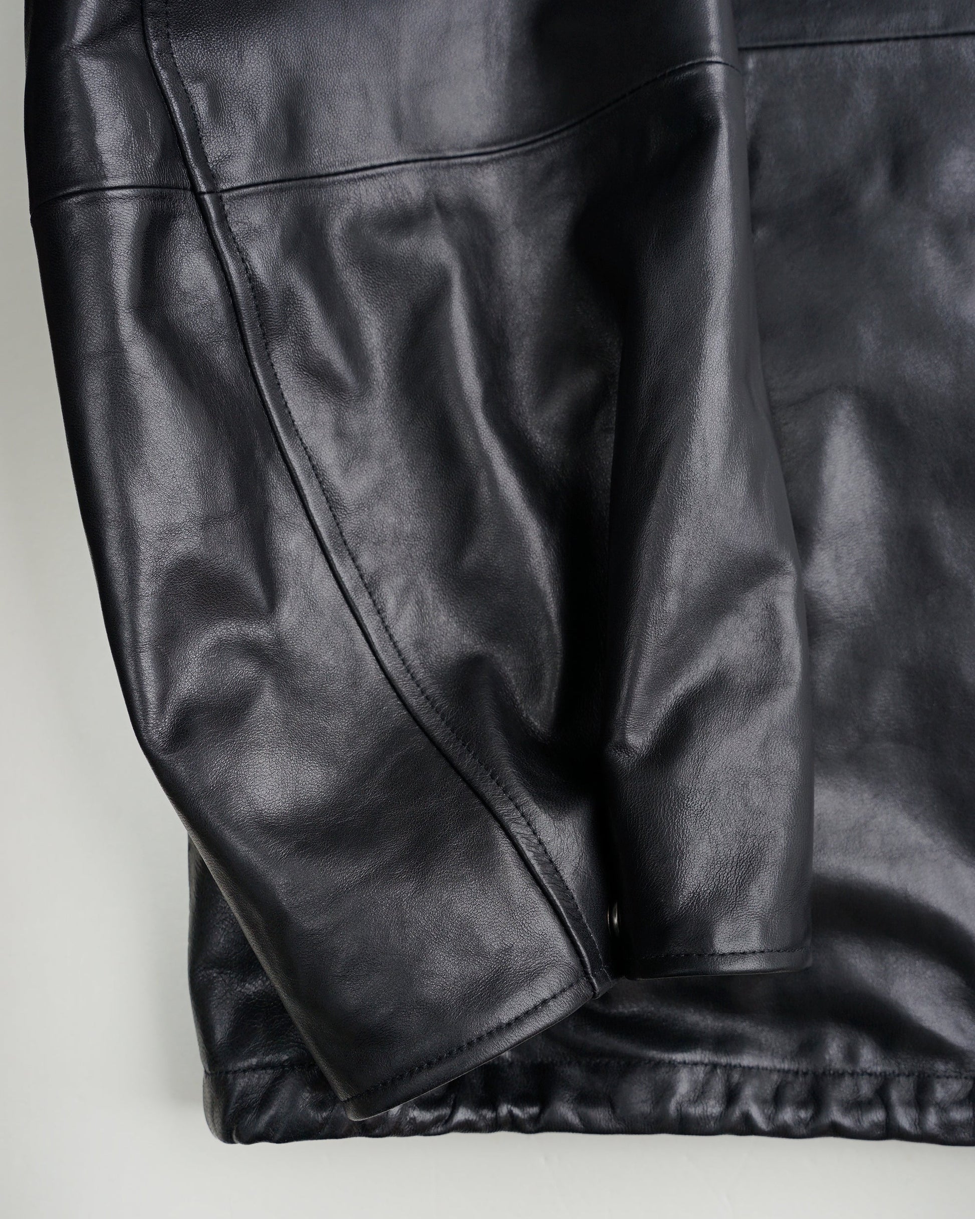 レザージャケット ディテール 袖口 スナップボタン