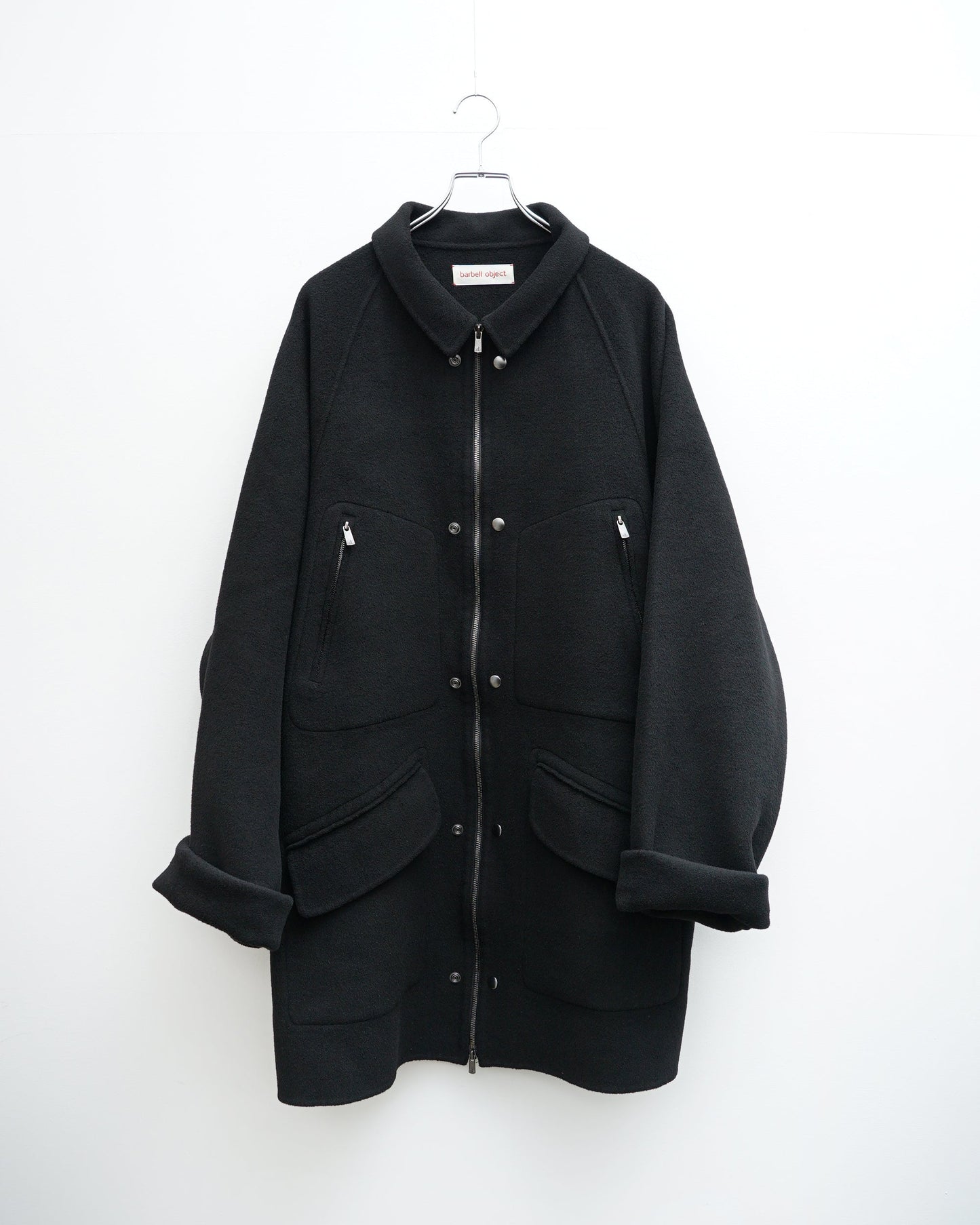 コート ブラック ファスナーを閉じた状態 正面