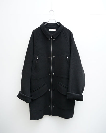 コート ブラック ファスナーを閉じた状態 正面