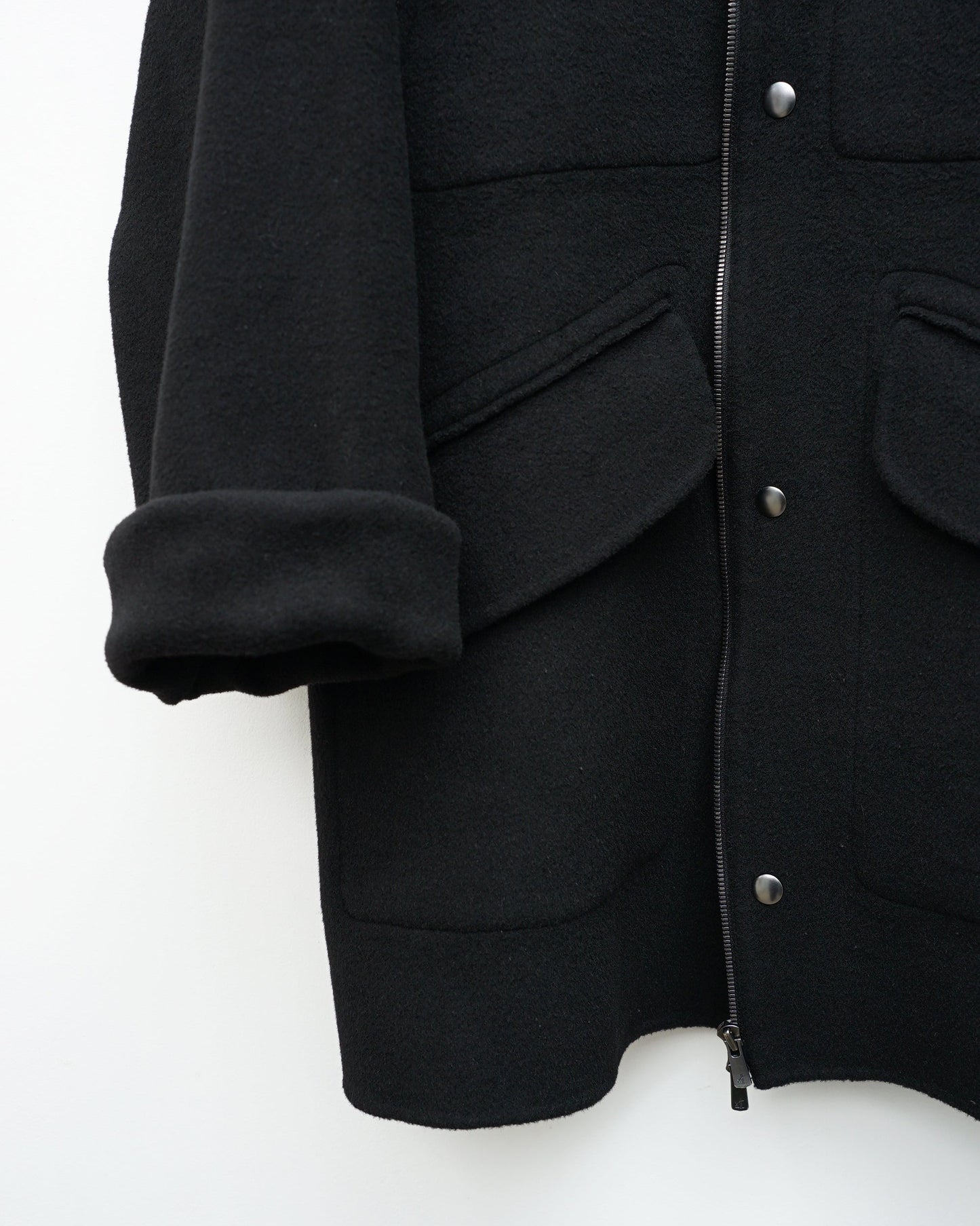 コート　袖をロールアップ　ディテール