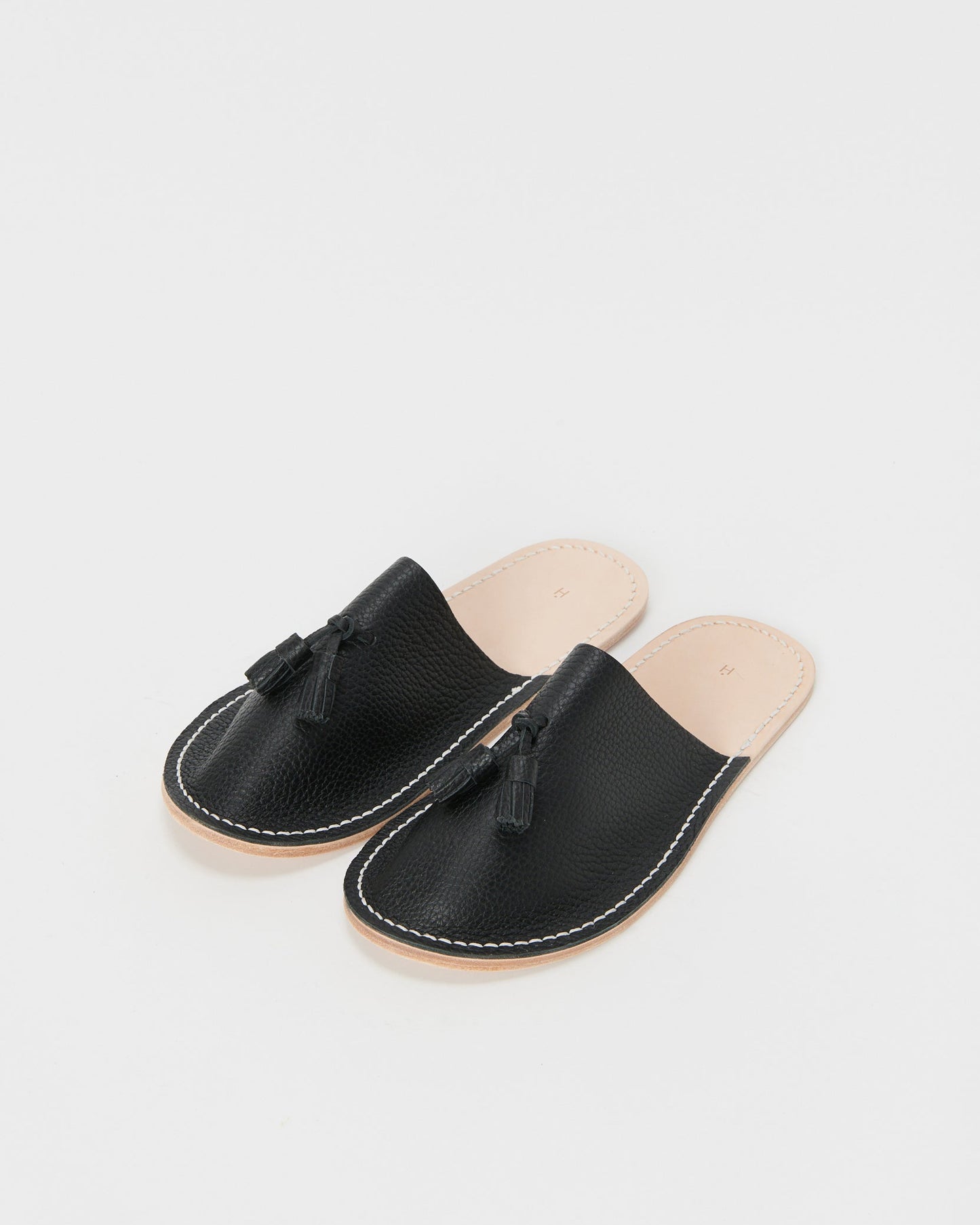 Hender Schemeのブラックカラーレザースリッパ　正面