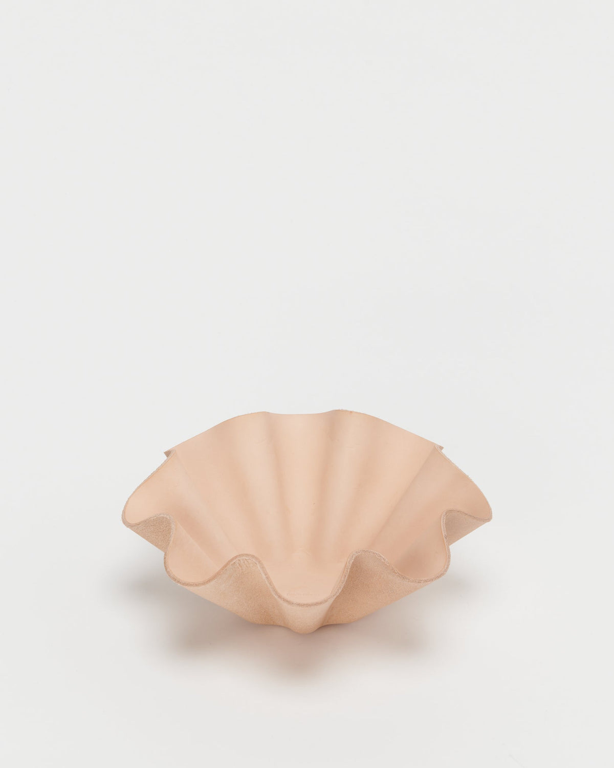 Hender Schemeのナチュラルカラーのレザーボウル。正面から見た全体像。