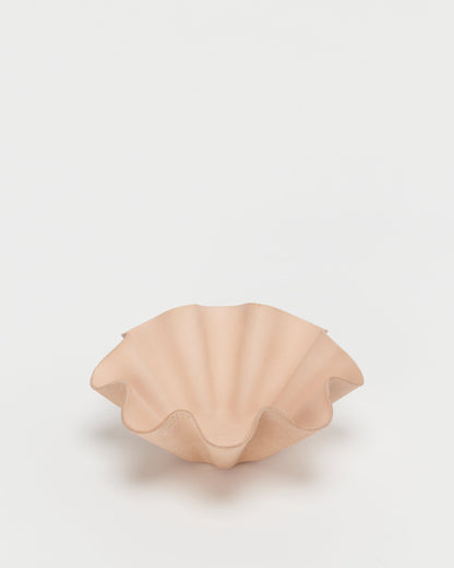 Hender Schemeのナチュラルカラーのレザーボウル。正面から見た全体像。