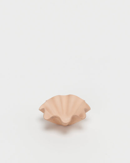 Hender Schemeのナチュラルカラーのレザーボウル。正面から見た全体像。